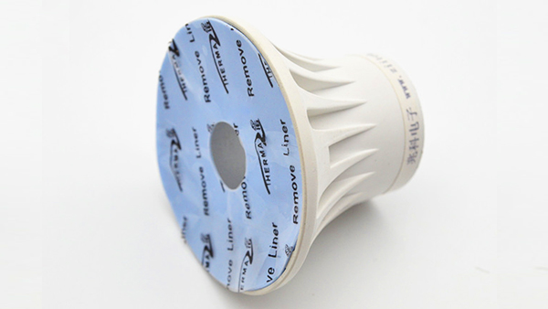 导热硅胶片不仅能解决LED灯具的散热问题，还可提升LED的各项效能