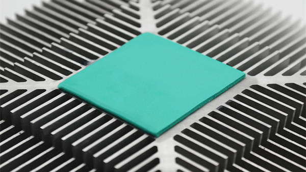 破解新能源换电高频插拔散热困局：导热硅胶片的稳定护航方案